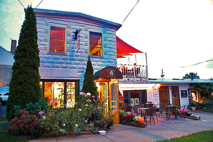 The front of Beehive Cafe in Bristol, Rhode Island.